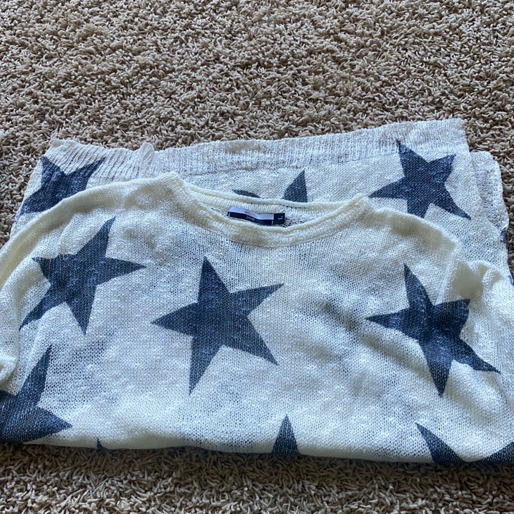 Cant fit anyone from size small(oversized) to a size large (perfect fit)